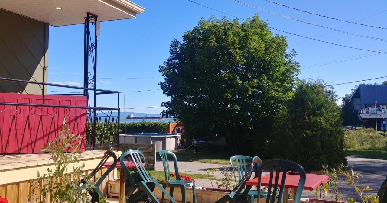 Auberge De La Rive De Charlevoix - Auberge De Jeunesse Familiale Pour Voyageurs De Tous Ages Saint-Joseph-de-la-Rive Exteriör bild